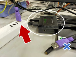 電源タップに紫色のUSB端子が差し込まれている様子